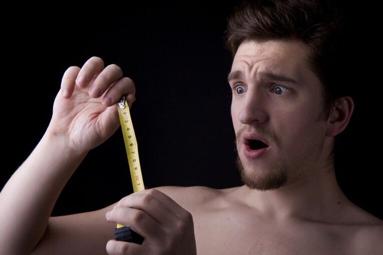 l'homme a mesuré la bite avant d'augmenter la pompe