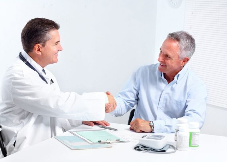 consultation avec un médecin sur les méthodes d'agrandissement du pénis